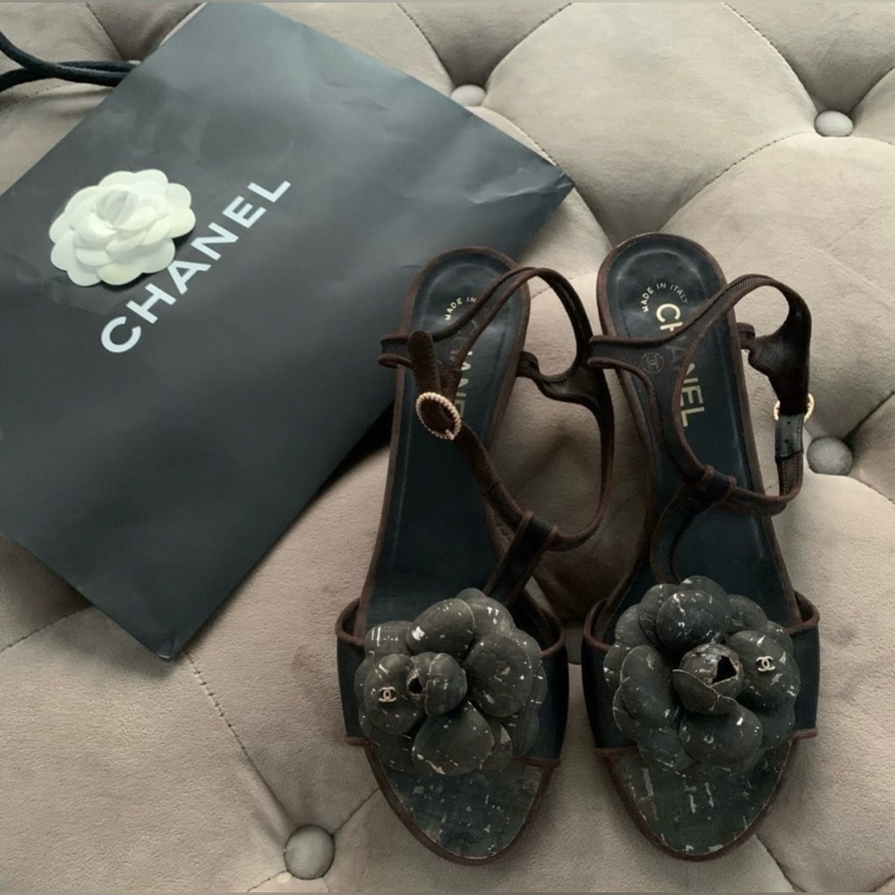 👠 Chanel Camellia Mesh Floral 'CC’ T Strap Sandals👠 - Picture 2 of 11